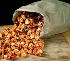 Cerveza-Caramelo-Palomitas' title='6 aperitivos dignos de caza mayor hechos con cerveza