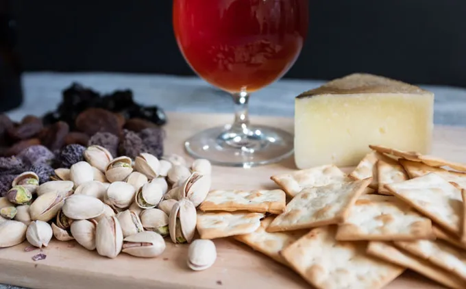 Fruit en noten met een Belgisch biertje' title='Hoe u een winterbierkaas kunt hosten