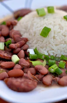Frijoles rojos' title='6 combinaciones clásicas de cajún para Mardi Gras