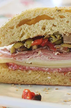 muffuleta' title='6 combinaciones clásicas de cajún para Mardi Gras