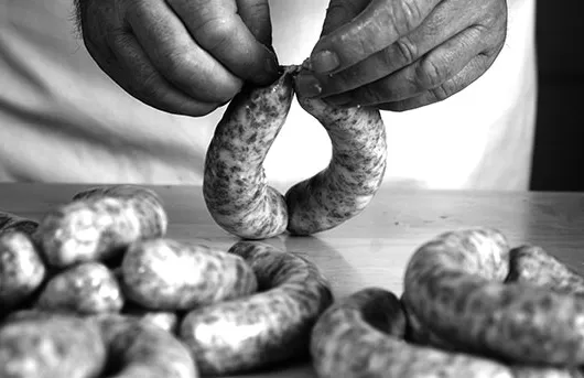 Ambachtelijk bier en worst' title='Bier en worst: verbonden door traditie