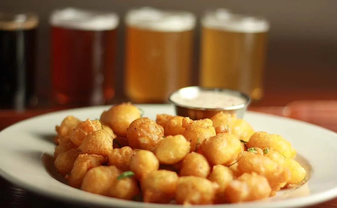 チーズカードを染み込ませた醸造' title='メニューが豊富なビール醸造所とブルーパブ 11 軒