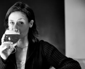 Nyter håndverksøl ut av glasset' decoding='async' title='Pedagogiske verktøy