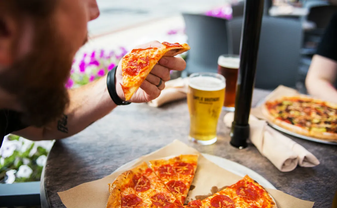 Chicago Brewpubs widersetzen sich der Deep-Dish-Pizza-Tradition