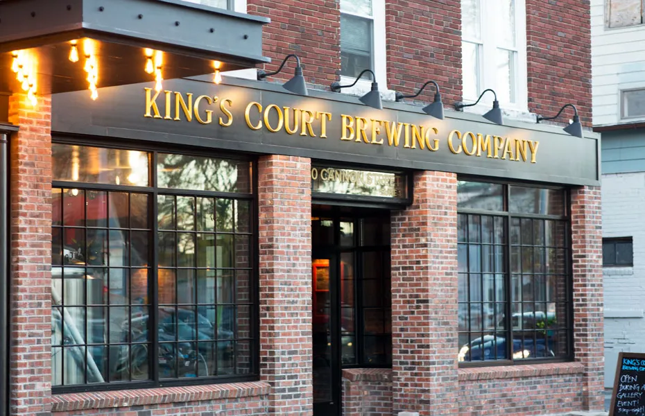 King's Court Brewing Co.' title='In viaggio sui binari: birrifici della NY Hudson Valley vicino alla linea ferroviaria Metro North