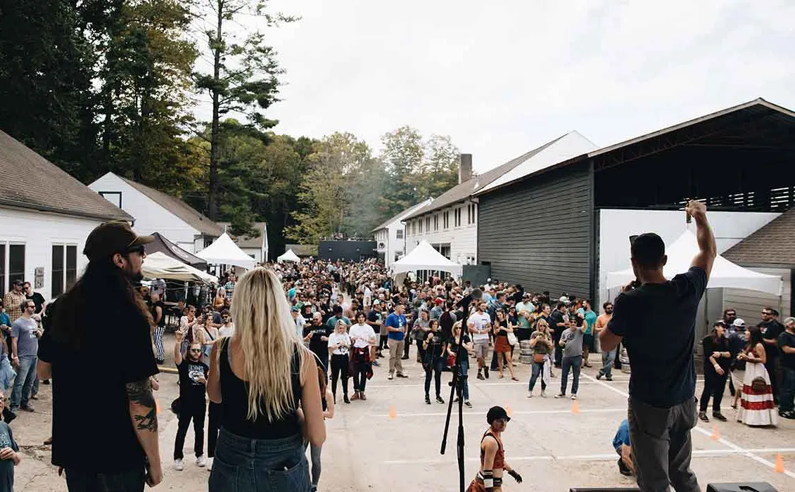 Forestry Camp Bar og Restaurant begravelse' title='Etablerte håndverksbryggerier planter landlige røtter