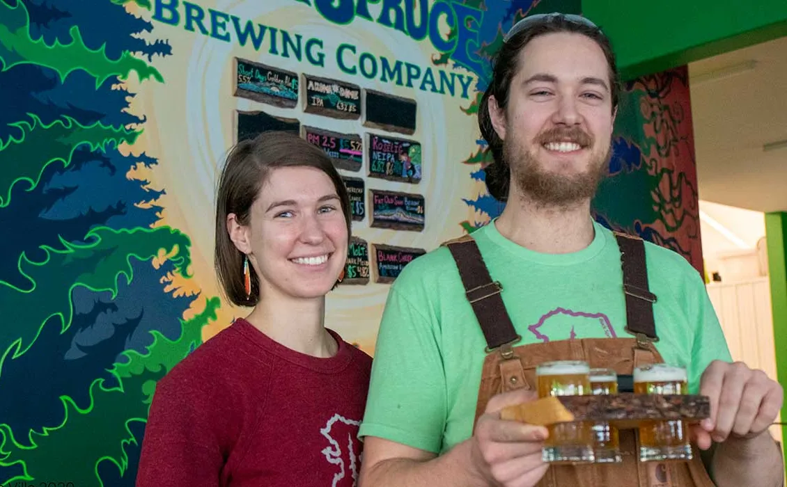 Stephanie Haskins és Carey Fristoe' title='Aurora vadászat és kézműves sörözés Fairbanks Alaszkában