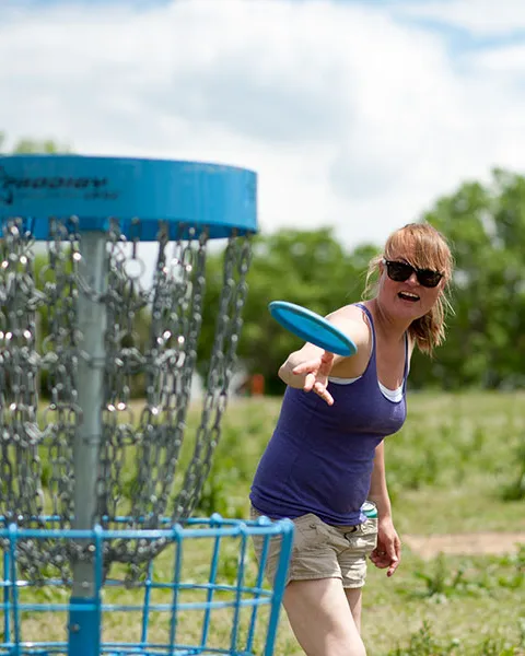 A lemezgolf és a kézműves sör két alulról építkező mozgás kombinálásával nyert' title='A lemezgolf és a kézműves sör győzelmet ér el a helyi mozgások kombinálásával