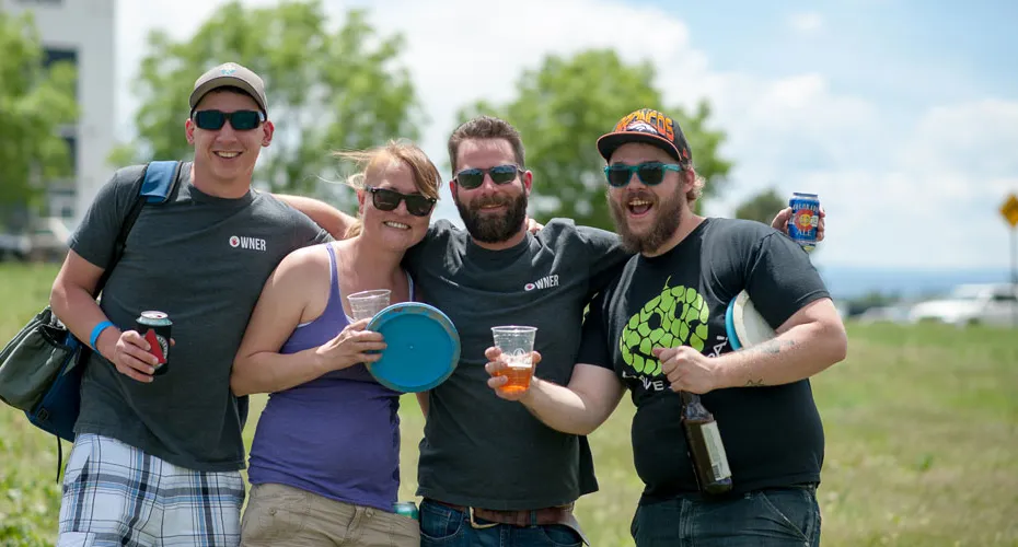 A lemezgolf és a kézműves sör két alulról építkező mozgás kombinálásával nyert' title='A lemezgolf és a kézműves sör győzelmet ér el a helyi mozgások kombinálásával
