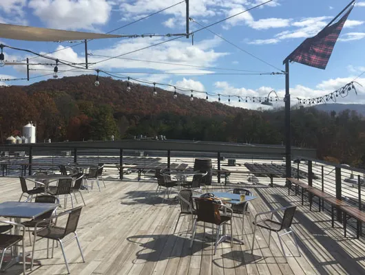 Brasserie Highland' title='De superbes toits de brasserie offrant des bières avec vue