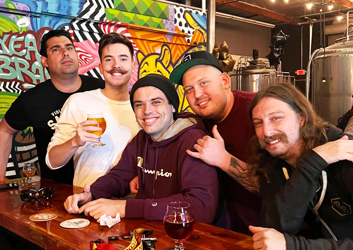 grupp vänner på trivia i bryggeriet' decoding='async' title='Öl