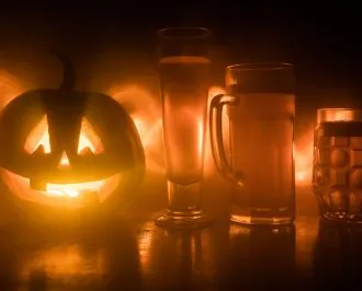 halloween faragott sütőtök és kézműves sör kísérteties jelenet' decoding='async' title='Hír