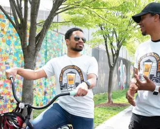 motorosok élvezik a fővárosi sörösvényt a színes falfestmény előtt' decoding='async' title='Hír