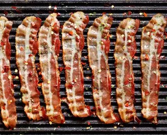 tiras de tocino a la parrilla' decoding='async' title='El Monstruo de las Galletas ha estado bebiendo otra vez