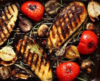 overhead skudd av grillede grønnsaker på grillen' decoding='async' title='Craft Beer Chili Cookoff