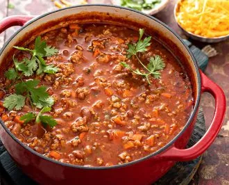 Dutch Oven gefüllt mit Chili' decoding='async' title='Unsere Lieblingsrezepte für Kürbisbier