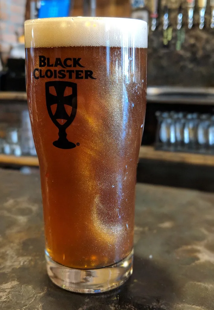 bière scintillante cloître noir brassage' title='La bière scintillante scintille comme tendance de la bière artisanale du printemps