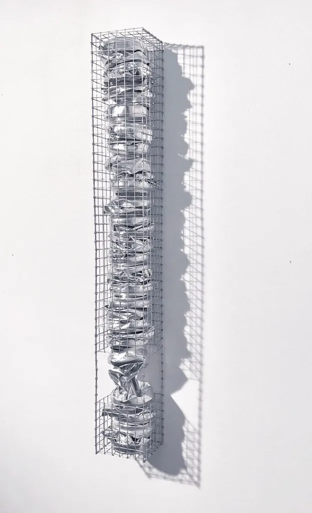 Ward yoshimoto' title='9 kunstnere som bruker øl til å lage kunst