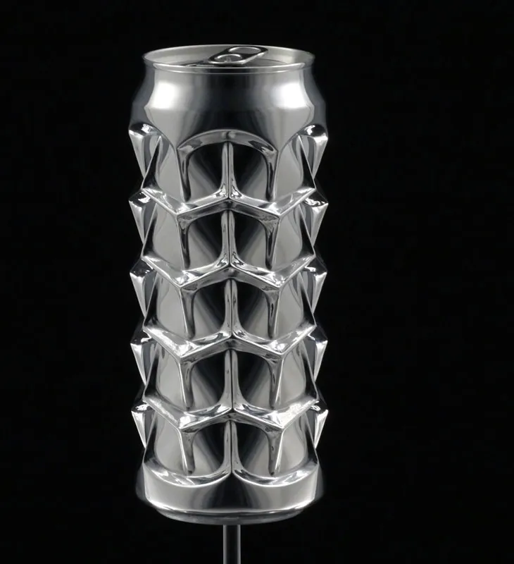 Noah Deledda' title='9 kunstnere som bruker øl til å lage kunst