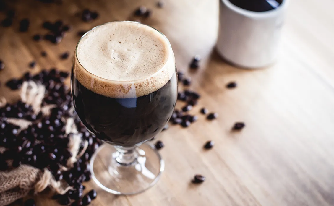 Kahvipavut tynnyrissä kypsytetty' title='Tynnyrissä kypsytetyistä kahvipavuista tehdyt oluet ovat 'räjäyttää ihmisten mieltä