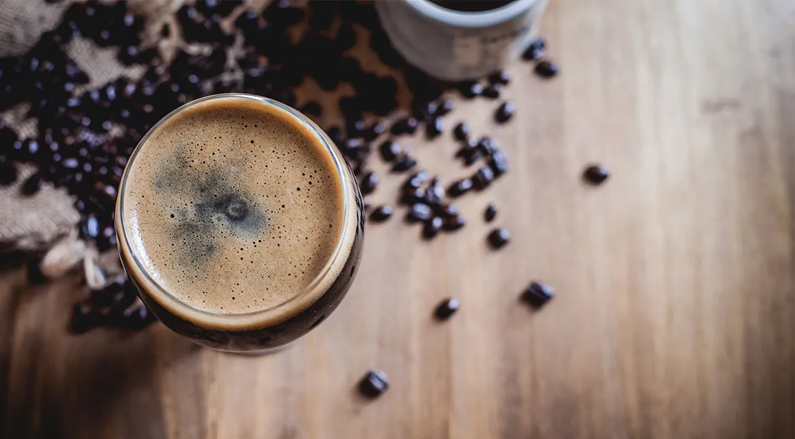 Kahvipavut tynnyrissä kypsytetty' title='Tynnyrissä kypsytetyistä kahvipavuista tehdyt oluet ovat 'räjäyttää ihmisten mieltä