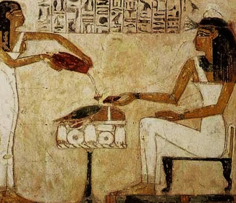 Az egyiptomi hieroglifák azt mutatják, hogy a nők sört főznek és isznak. (Public Domain)' title='A nők sörfőzéshez való hozzájárulásának fejlődő szerepe