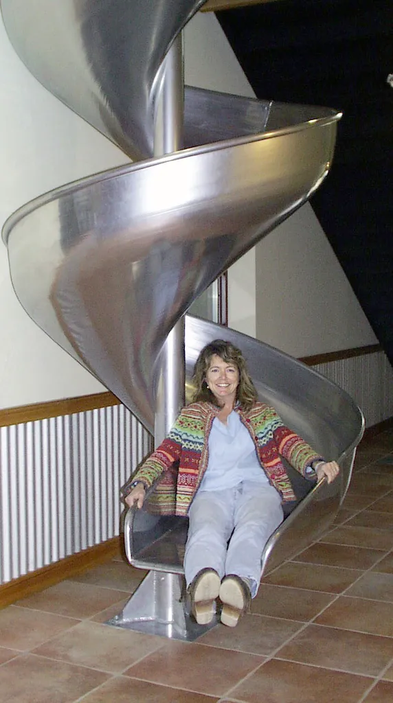 Kim Jordan befejezi a gyors utazást egy spirális csúszdán a New Belgium Fort Collins létesítményben. A csúszda a mai napig a helyén maradt. (Hitel: New Belgium Brewing)' title='A nők sörfőzéshez való hozzájárulásának fejlődő szerepe