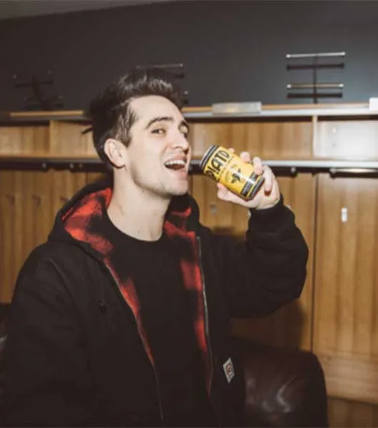Brendon Urie olut' title='Musiikkia oluisiisi: Kun panimot ja bändit tekevät yhteistyötä