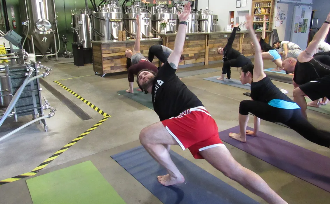 Ich habe zum ersten Mal Bier-Yoga ausprobiert. Das ist passiert