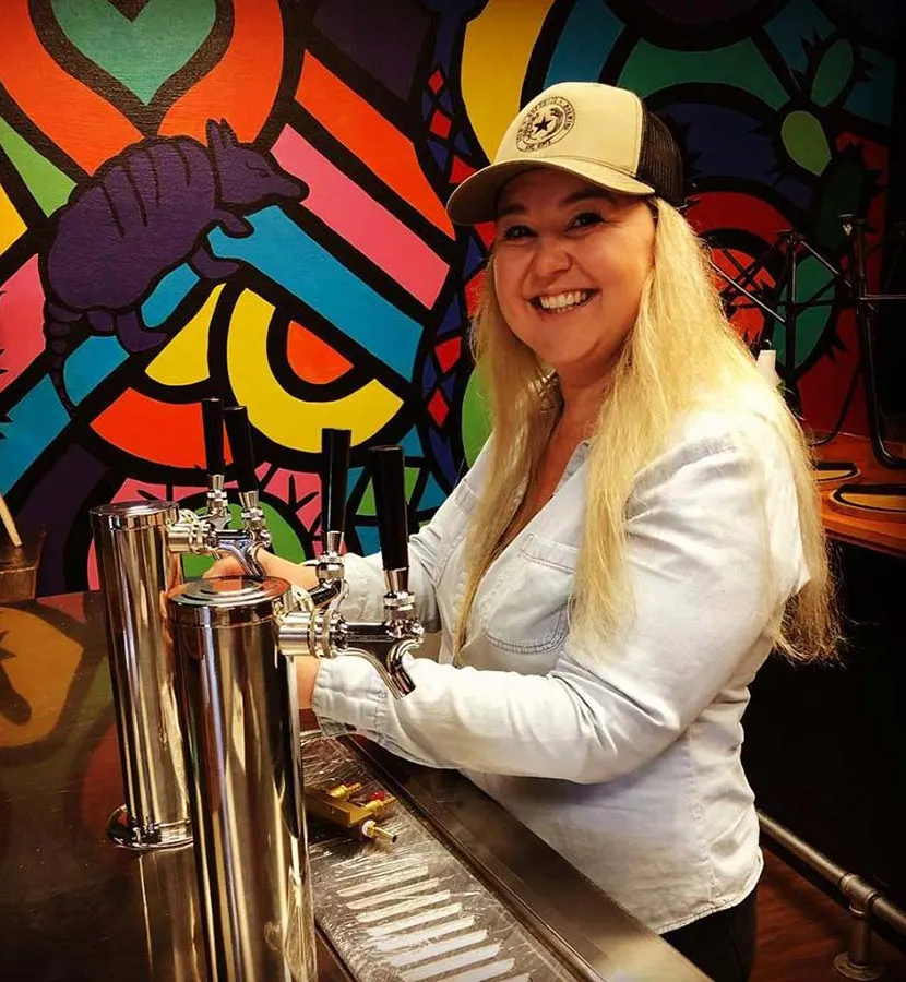 Adriane Hodges: Bold Republic Brewing' title='Tochter des Fallen Marine kreiert Bier, um das Desert Storm War Memorial zu finanzieren