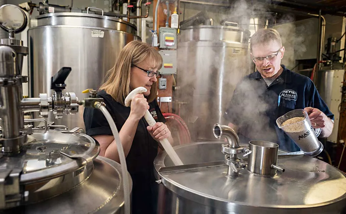 アラスカンビール醸造所の従業員が醸造する' title='独立したクラフトビール醸造所と従業員所有
