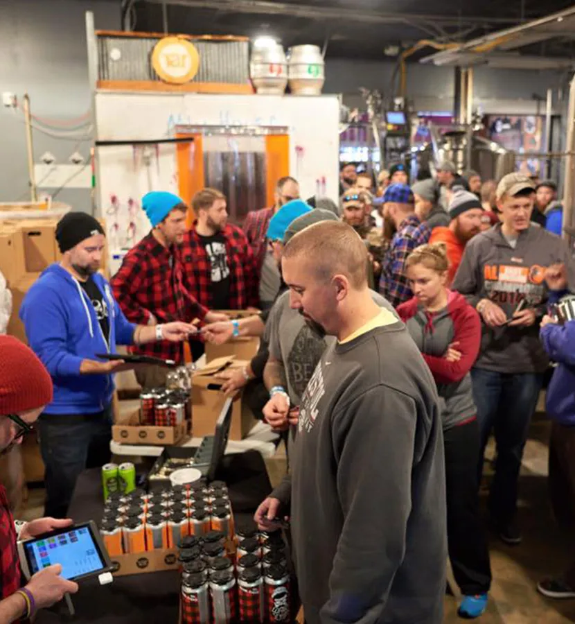 pitkät olutjonot' title='Ovatko pitkät olutlinjat odottamisen arvoisia? Tässä on mitä löysimme