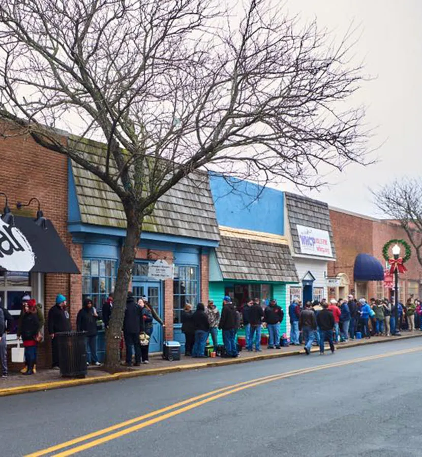 pitkät olutjonot' title='Ovatko pitkät olutlinjat odottamisen arvoisia? Tässä on mitä löysimme