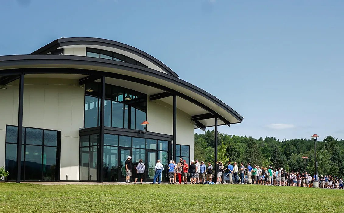 긴 맥주 줄은 기다릴만한 가치가 있습니까? 우리가 찾은 것은 다음과 같습니다