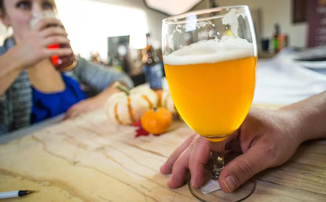 Bryggerimedarbejdere deler tanker til nybegyndere med håndværksøl