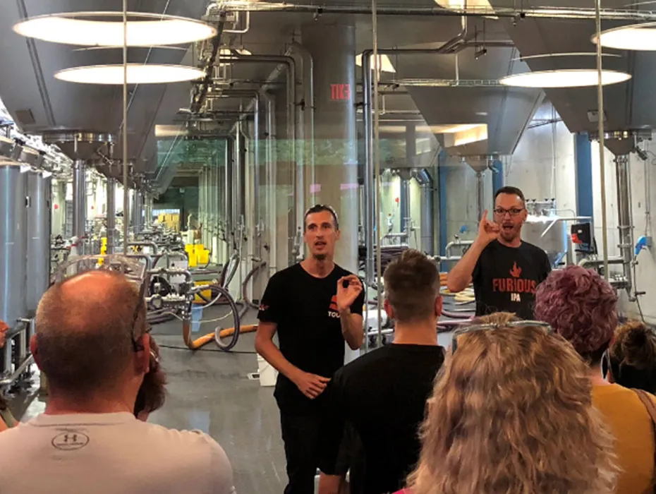 American Sign Language Brewery Tours | Surly Brewing Co.' title='Håndværksbryggere omfavner døve fællesskab gennem ASL-guidede bryggeriture