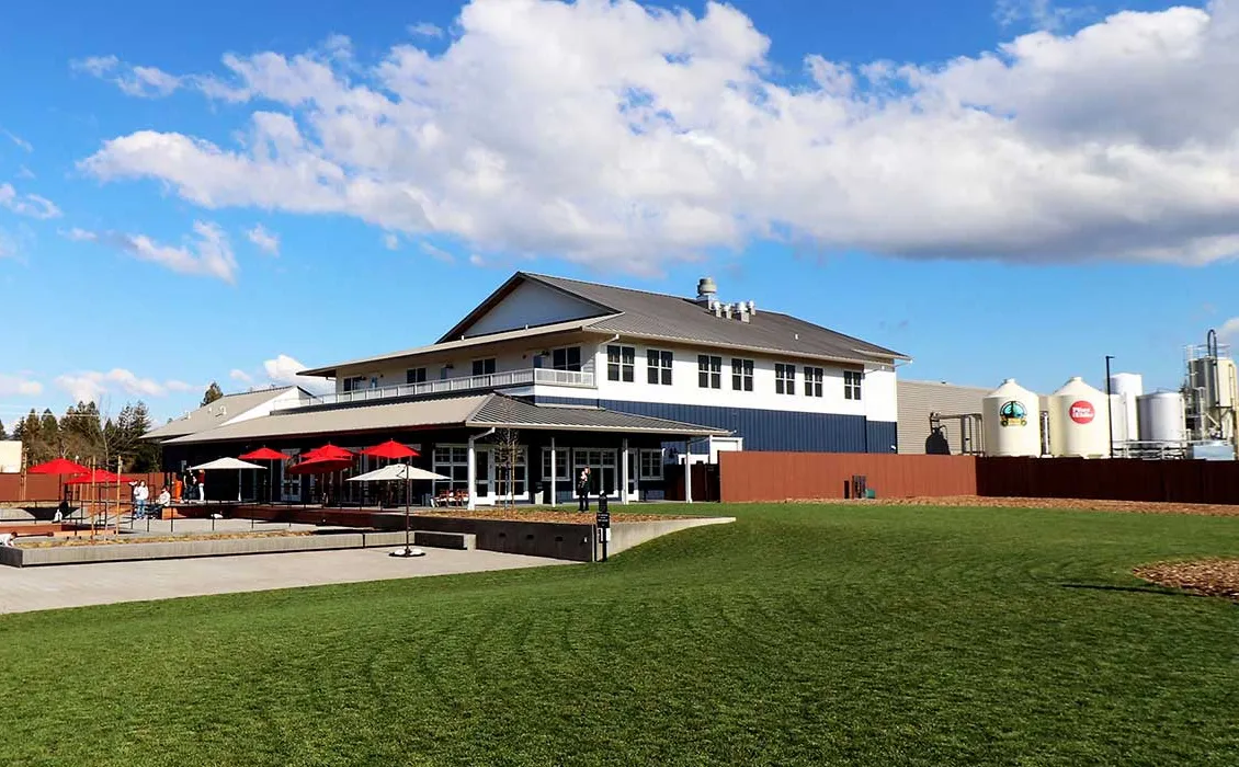 ロシアン・リバー・ブリューイング・ウィンザー・ビアガーデン' title='度重なる脅威にさらされるカリフォルニアの山火事でクラフトビール醸造所は最悪の事態に備えた計画を迫られる