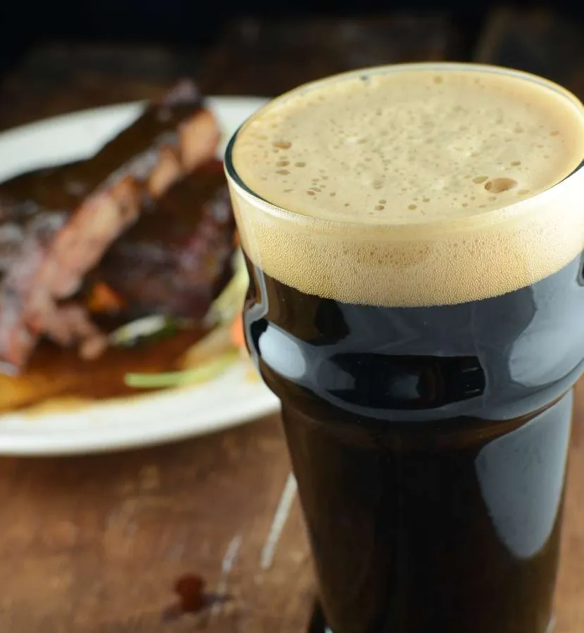 Maridaje de cerveza con comida' title='Es hora de repensar cómo hablamos sobre los conceptos básicos de la cerveza artesanal