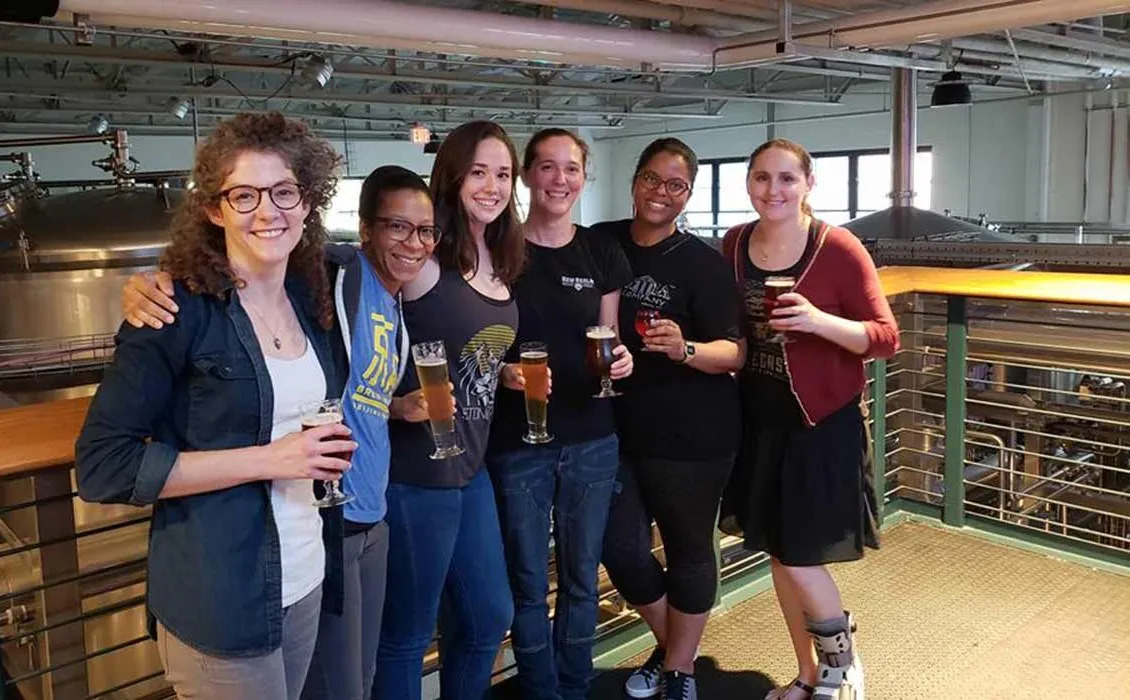 atlanta rózsaszín csizma fejezet' title='A nők virágoznak az atlantai kézműves sörben