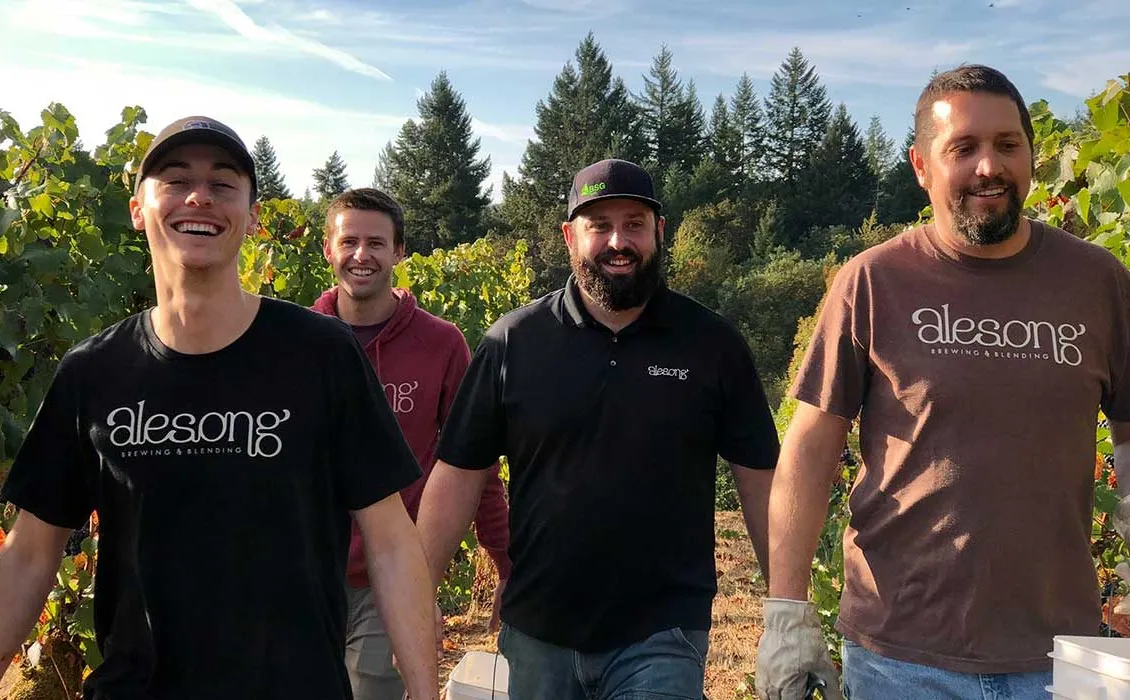 Alesong Brewing-team in de wijngaard' title='In Vinocervisia Veritas: De opkomst van wijnbieren