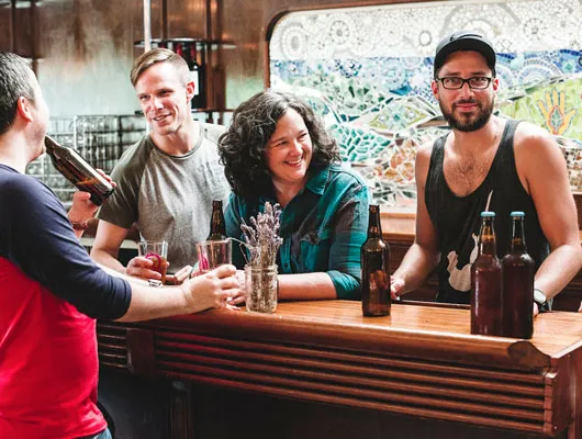 queers makin beers floridai fejezet' title='Büszkeség, nem előítélet: Biztonságos terek készítése az LMBTQ közösség számára