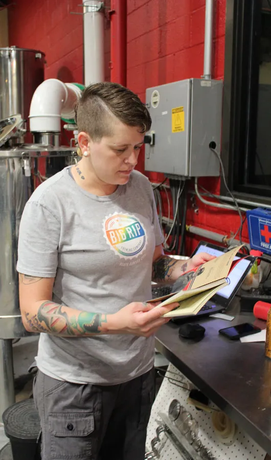 Bri Burrows Big Rip Brewing' title='Büszkeség, nem előítélet: Biztonságos terek készítése az LMBTQ közösség számára