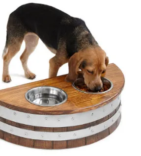 tynnyri-koiran syöttölaite' title='21 kierrätetyistä tynnyreistä valmistettua lahjaa