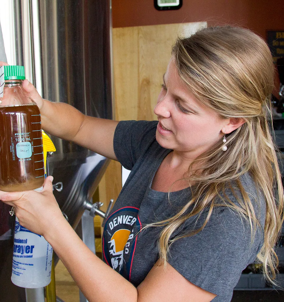 Nicole Garneau' title='8 kézműves sörből készült nő, aki most jó hírt ad