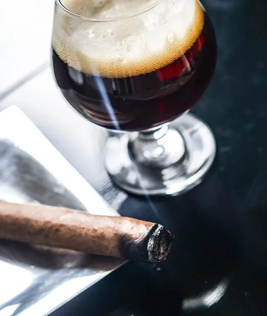 Sammenkobling av håndverksøl og sigarer: det grunnleggende