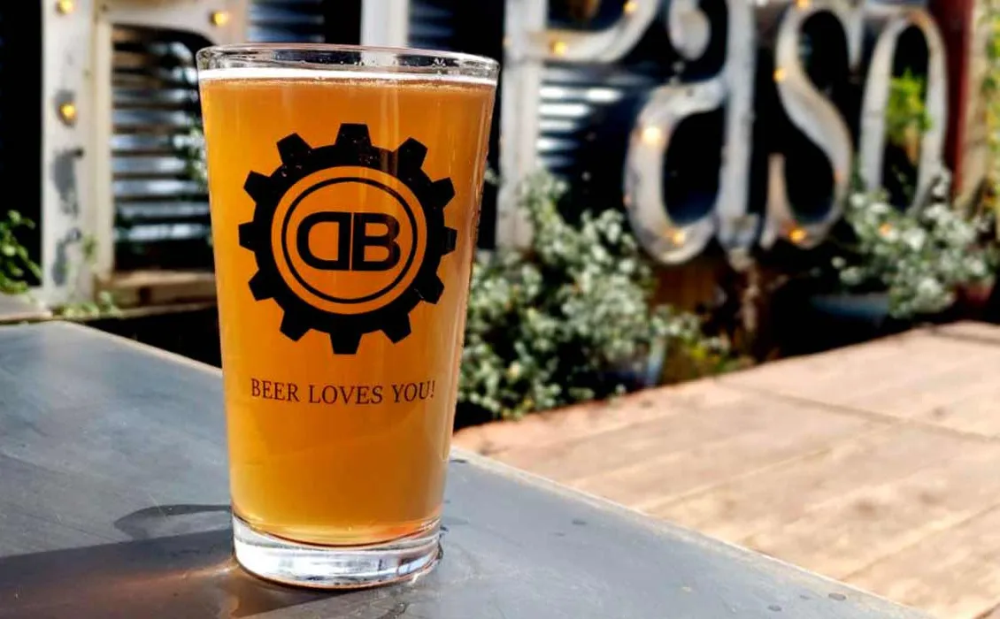 Deadbeach brassant El Paso' title='La communauté de bière artisanale d'El Paso soutient la communauté après une fusillade de masse