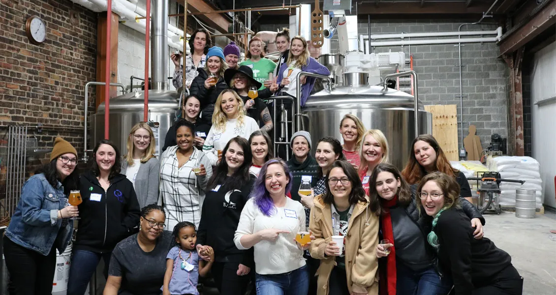 Øl uten (uten) skjegg skjærer seg gjennom stubbene til håndverksøl