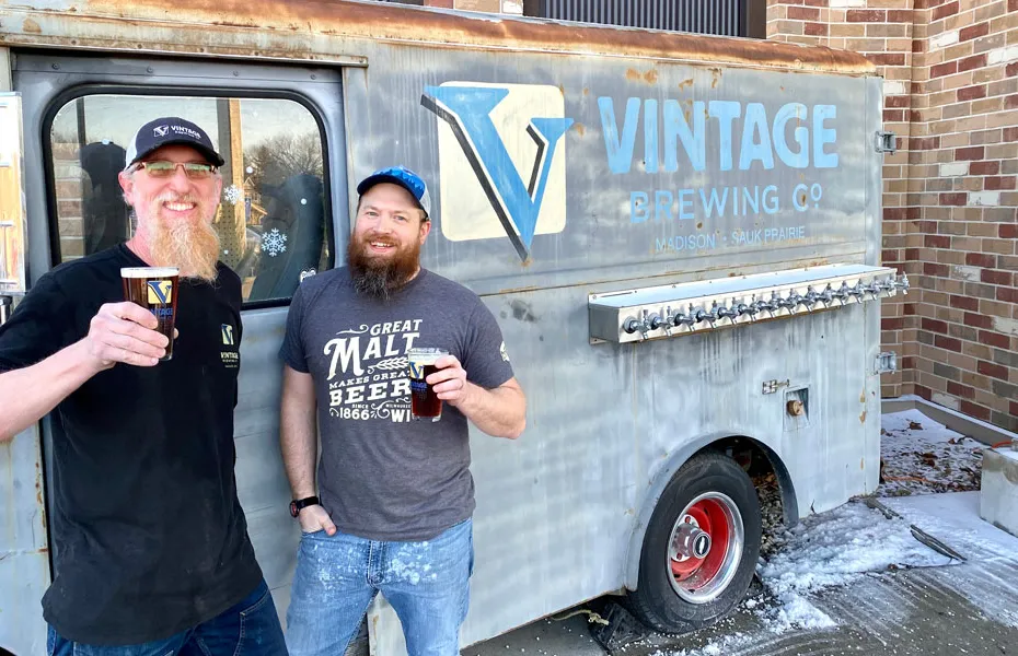 Donning Downing és Drowning the Shamrock: Szoros mese a zöld sörről' title='Donning Downing és Drowning the Shamrock: Szoros mese a zöld sörről