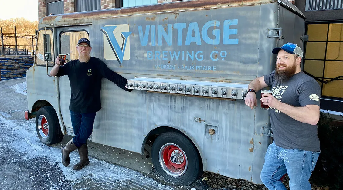 Indossare, abbassare e annegare il trifoglio: una sordida storia di birra verde