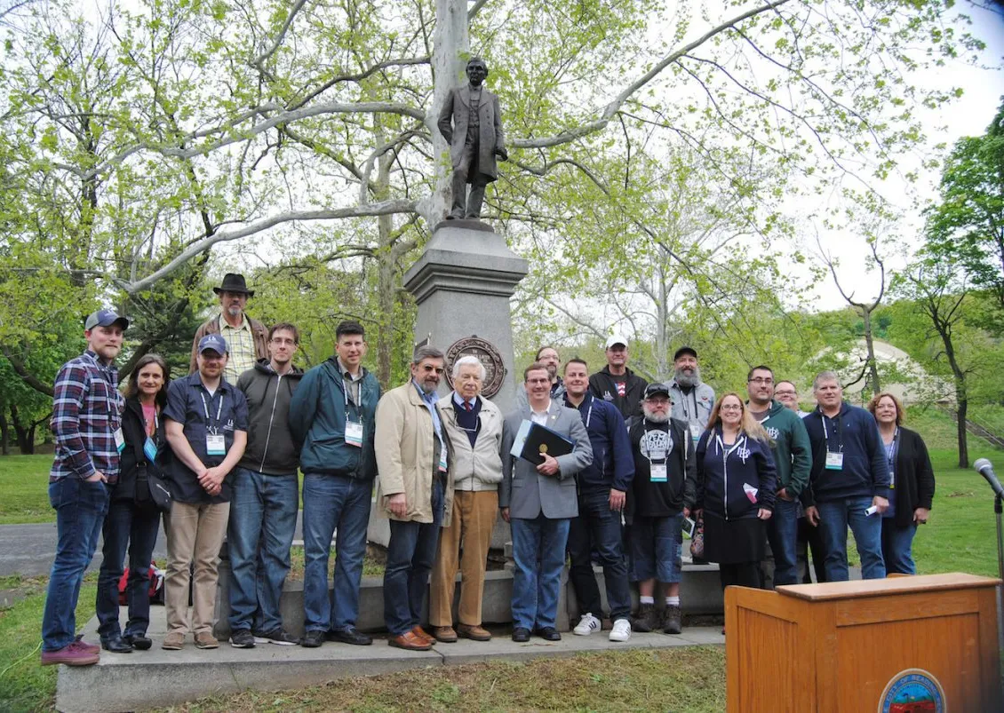 Cerimonia di ridedicazione commemorativa di Frederick Lauer' title='Discorso della Oakbrook Brewing Co. per la ridedicazione del memoriale di Frederick Lauer